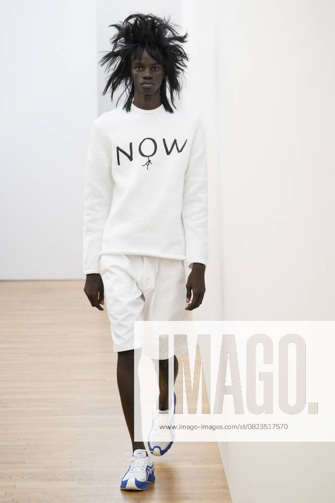 Bilder des Jahres 2025, Entertainment 06 Juni Défilé Comme des Garçons Shirt de la mode homme Printemps Été 2026 dans le cadre de la Fashion Week de Paris A model walks the runway during the Comme des Garçons Shirt Homme Ready to Wear Spring Summer 2026 fashion show as part of the Paris Menswear Fashion Week on June 28, 2025 in Paris, France Paris France