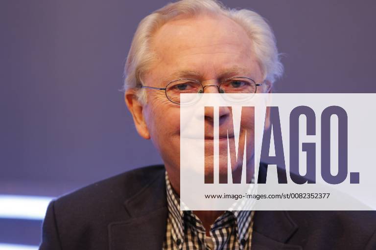 Day 2 of the Leipzig Book Fair Here the journalist diplomat and author Uwe Karsten Heye Heye was under Gerhard Schröder SPD head of the Federal Press Office and thus government spokesman Leipzig Book Fair Day 2