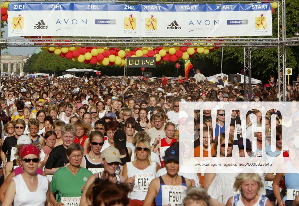 Menschenmassen am Start des 20. Berliner Frauenlaufes Leichtathletik Damen 20. Berliner Frauenlauf 2003, Stadt, City, Straßenlauf, Langstrecke, Totale Berlin Masse,