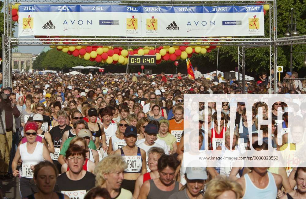Menschenmassen am Start des 20. Berliner Frauenlaufes Leichtathletik Damen 20. Berliner Frauenlauf 2003, Stadt, City, Straßenlauf, Langstrecke, Totale Berlin Masse,