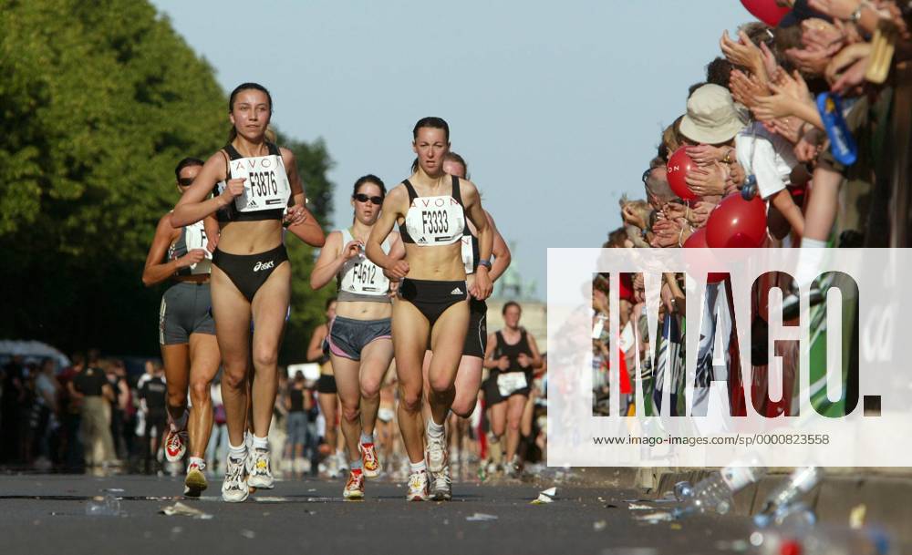 Die Läuferinnen werden beim 20. Berliner Frauenlauf von vielen Zuschauern angefeuert Leichtathletik Damen 20. Berliner Frauenlauf 2003, Stadt, City, Straßenlauf, Langstrecke, Totale Berlin