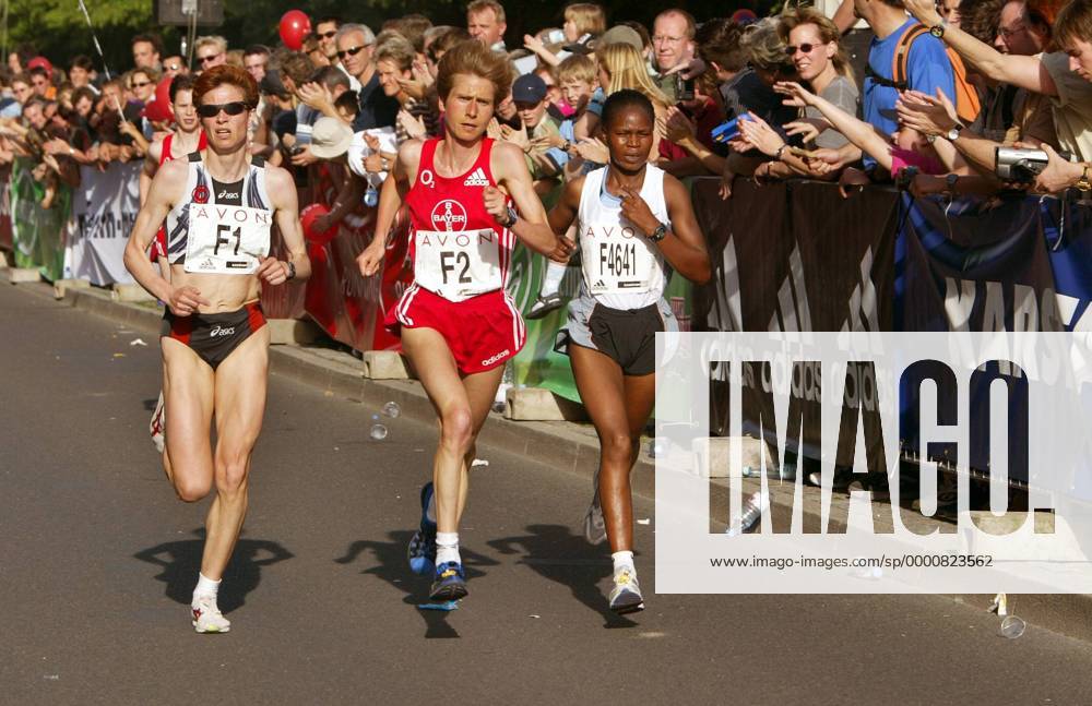 Das Spitzentrio, v. re.: Lenah Cheruiyot (Kenia), Sonja Krolik Oberem (LG Bayer Leverkusen) und Kathrin Weßel (SCC Berlin beide Deutschland) Leichtathletik Damen 20. Berliner Frauenlauf 2003, Stadt, City, Straßenlauf, Langstrecke, Gruppe Berlin