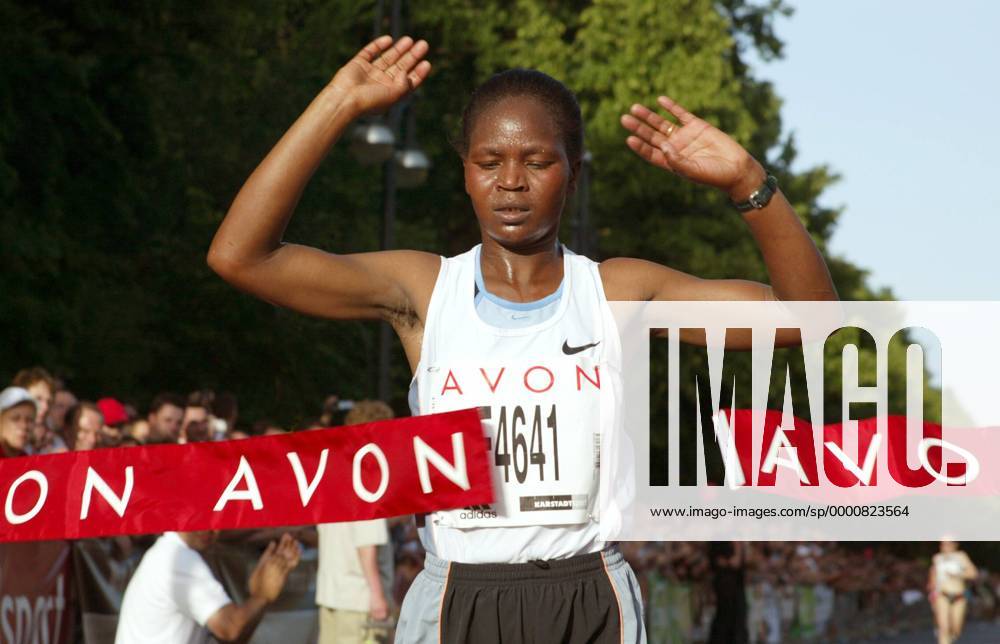 Lenah Cheruiyot (Kenia) gewinnt den 20. Berliner Frauenlauf Leichtathletik Damen 20. Berliner Frauenlauf 2003, Stadt, City, Straßenlauf, 10000m, 10000 m, Meter, Langstrecke Einzelbild Berlin Freude,