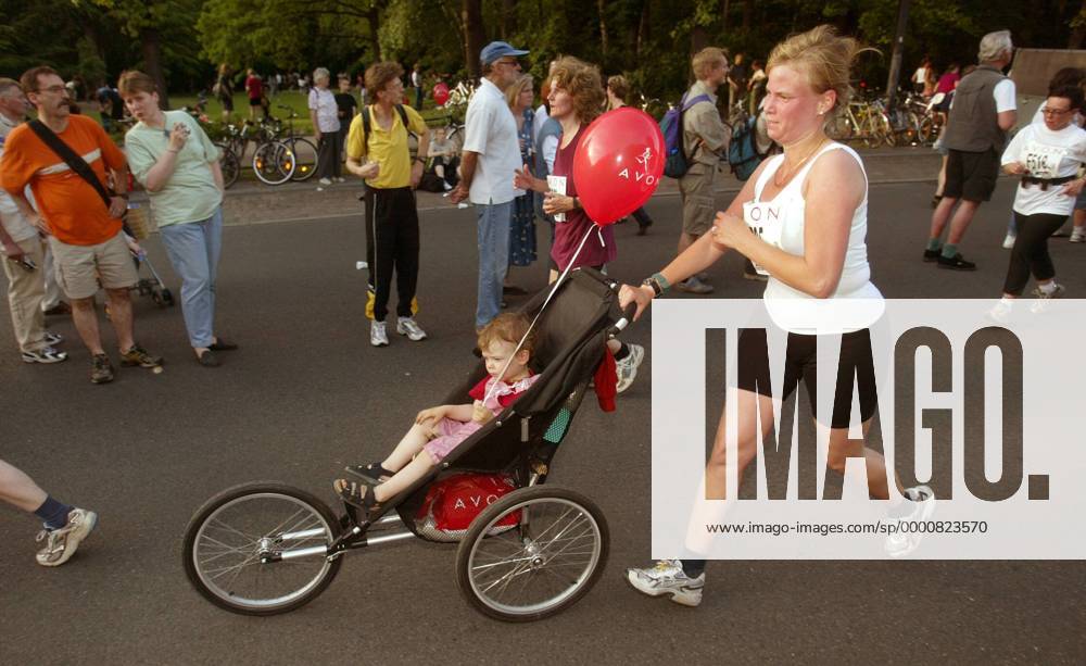 Eine Läuferin bestreitet den 20. Berliner Frauenlauf mit ihrem Kind, welches sie im Buggy schiebt Leichtathletik Damen 20. Berliner Frauenlauf 2003, Stadt, City, Straßenlauf, Gruppe Berlin