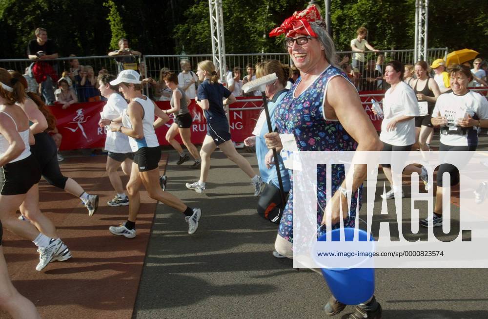 Ein Mann nimmt in Putzfrauen-Verkleidung unter dem Pseudonym Erna am 20. Berliner Frauenlauf teil Leichtathletik Damen 20. Berliner Frauenlauf 2003, Stadt, City, Straßenlauf, Einzelbild Berlin Freude, Komik,
