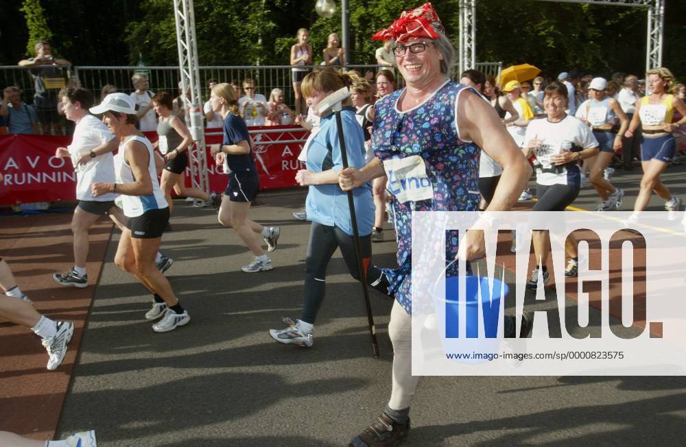 Ein Mann nimmt in Putzfrauen-Verkleidung unter dem Pseudonym Erna am 20. Berliner Frauenlauf teil Leichtathletik Damen 20. Berliner Frauenlauf 2003, Stadt, City, Straßenlauf, Einzelbild Berlin Freude, Komik, Begeisterung,