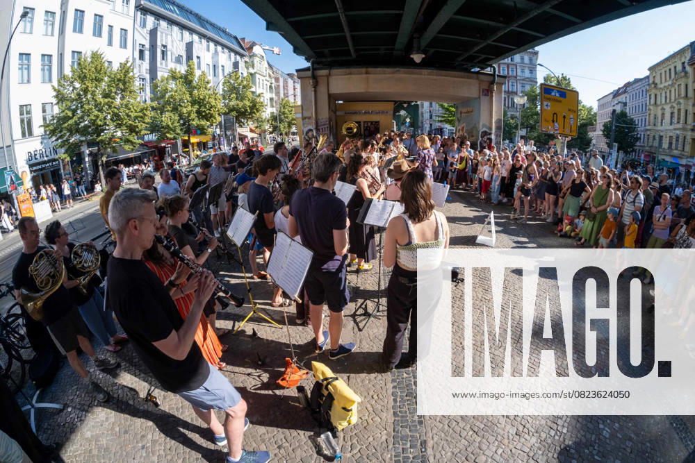 Fete de la Musique at the beginning of summer in Berlin Prenzlauer Berg The Zentralkapelle plays under the sp2025062143101