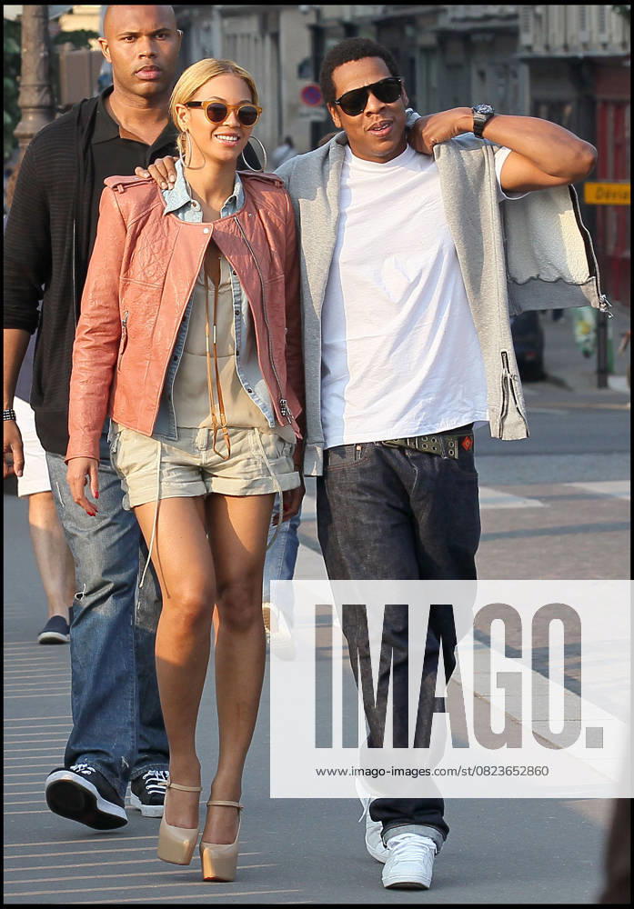 BEYONCE KNOWLES ET JAY Z SE PROMENENT DANS LES RUES DE PARIS BEYONCE KNOWLES AND JAY Z STROLLING IN THE STREETS OF PARIS France