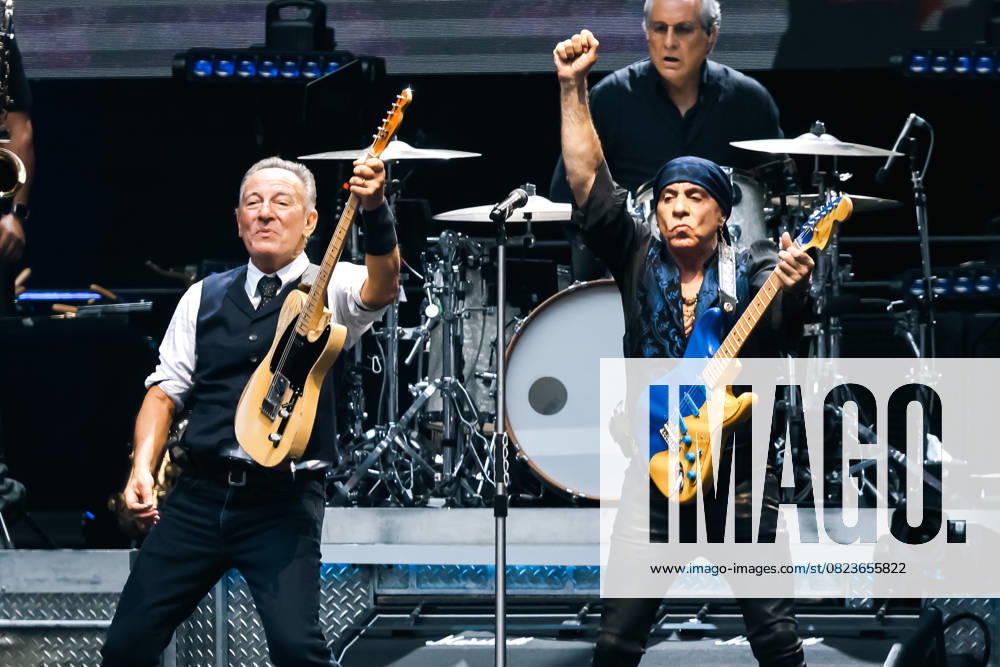 Bilder des Jahres 2025, Entertainment 06 Juni Milan, Bruce Springsteen performs in concert during the 2025 World Tour at the San Siro Stadium. In the photo: Bruce Springsteen (Singer-songwriter), Steven Van Zandt (Guitarist)