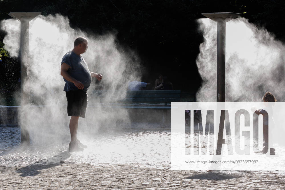 Eighty-four departments are on orange heatwave alert, with temperatures likely to exceed 40Ã‚Â°C in some areas, a heatwave expected to last at least until midweek. In Paris, France, June 30, 2025. Saint Ouen France - ZUMAs287 20250630_zip_s287_001
