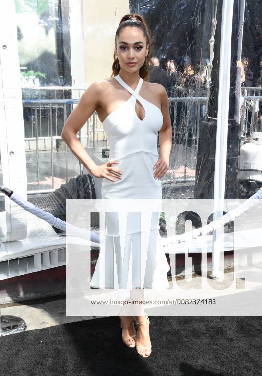Hollywood, CA, U.S. - 17 March 2018 - Hollywood, California - Lindsey Morgan. IMAX Original Film Pandas Los Angeles Premiere held at IMAX TCL Theatre. Photo Credit: AdMedia Hollywood U.S. - ZUMAa123 20180317_zaa_a123_007