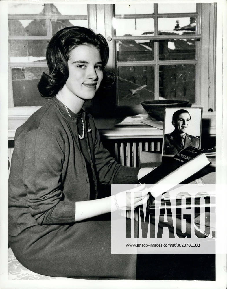 Erben Erbin Mitglieder des Königshauses Prominente 1966 – Dänemarks demokratische Königsfamilie. Prinzessin Anne Marie – Zuhause: Ganz Dänemark freut sich auf den – nicht mehr allzu fernen – Tag, an dem die sechzehnjährige Prinzessin Anne-Marie, die jüngste der drei Töchter von König Friedrich und Königin Ingrid, ihren Prinzen – Kronprinz Konstantin von Griechenland – heiratet. Sie haben sich vor einigen Wochen verlobt. Momentan sieht man die Prinzessin – manchmal mit ihrer Mutter und ihren Schwestern – beim Einkaufen durch die Straßen und Geschäfte Kopenhagens schlendern, ohne eine Reihe von Begleitern im Schlepptau. Sie bilden ohne Zweifel die demokratischste Königsfamilie der Gegenwart. Das Foto zeigt Prinzessin Anne-Marie beim Mus