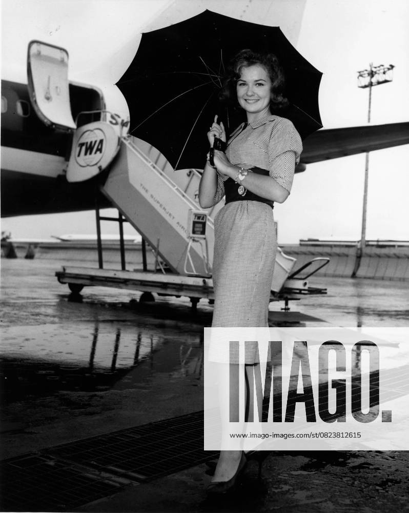 Actress Shelley FABARES 1944 23 August 1961 New York, NY, USA Actress Shelley FABARES comes to a rainy Day with a TWA Airplane on New York International Airport to New York New York U S