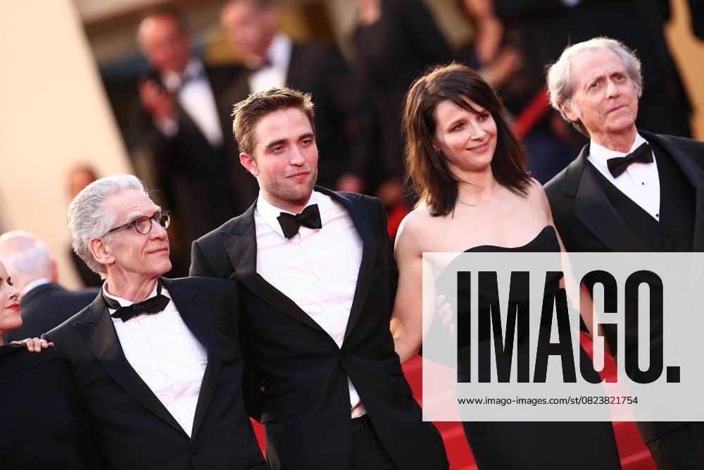 DAVID CRONENBERG, ROBERT PATTINSON, JULIETTE BINOCHE, ET DON DELILLO MONTEE DES MARCHES DU FILM COSMOPOLIS LORS DU 65 EME FESTIVAL DU FILM DE CANNES LE 25 MAI 2012 RED CARPET OF THE FILM COSMOPOLIS DURING THE 65TH CANNES FILM FESTIVAL, ON MAY 25TH 2012 CANNES France