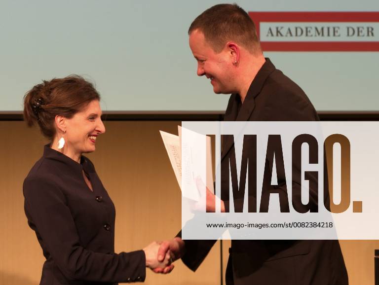 Art Prize 2018 Award Ceremony of the Jubilee Foundation 1848 1948 on 18 03 2018 in the Academy of Arts Berlin Daniela Danz LIteratur left at the award ceremony by Klaus Lederer Senator for Culture and Europe
