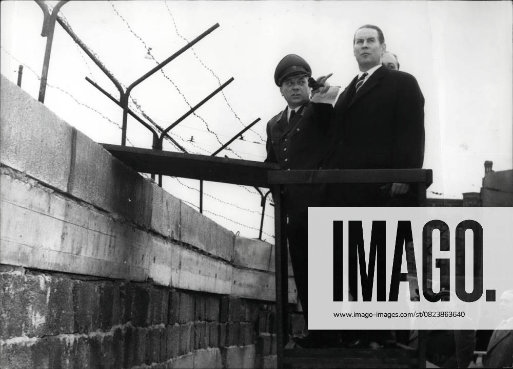 Germany Lithuania Poland 11 November 1961 the German Foreign Minister Dr Gerhard Schröder in WEST Berlin to a day Visit came the New German Foreign Minister Dr Gerhard Schröder Today to WEST Berlin he wanted via the Wall inform, the Berlin shares OPs left the WEST Berlin Police Commander Eric