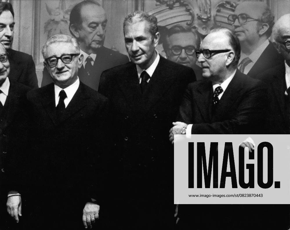 US-Politik Regierung 4. April 1962 - Rom, April 1976 = Der Skandal um die Bestechungsgelder an Lockheed. Der Skandal um die Bestechungsgelder an Lockheed geht weiter und die Landeszeitung beschuldigte einen ehemaligen Ministerpräsidenten der Beteiligung an den Bestechungsgeldern des US-amerikanischen Konzerns Lockheed AC. Berichten zufolge heißt es in einem Brief des ehemaligen Europa-Vertreters von Lockheed, Roger Bixby Smith, dass die Verhandlungen über die angeblichen Bestechungsgelder über einen mysteriösen italienischen Beamten geführt wurden, der nur als Antilopenschuster bezeichnet wird. Antilopenschuster war bei Lockheed ein Codewort für italienischer Ministerpräsident . Der derzeitige Ministerpräsident Aldo Moro, Präsident G
