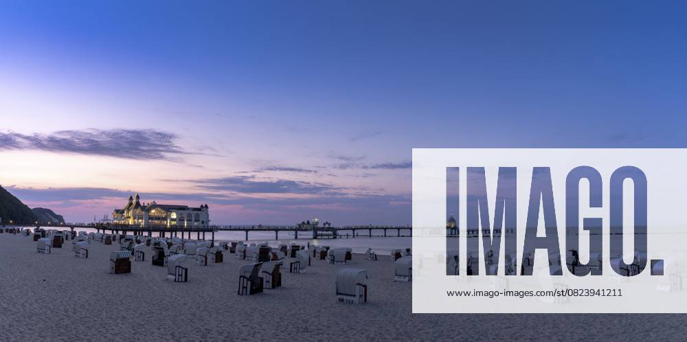 Blick auf die Selliner Seebrücke auf der Insel Rügen an der Ostsee bei Sonnenuntergang, Deutschland, Europa Germany - 15 August 2020: view of the Sellin pier on Ruegen Island on the Baltic Sea at sunset