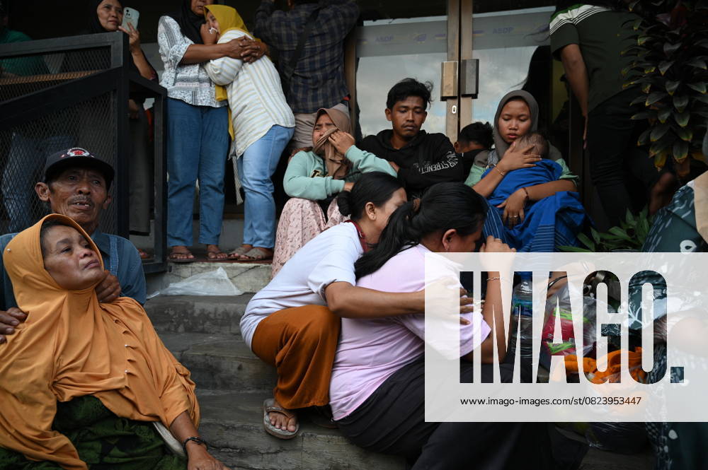 Bilder des Jahres 2025, News 07 Juli Families await news after deadly ferry sinks near Bali BANYUWANGI, INDONESIA - JULY 03: Family members and relatives wait for updates on the ongoing search operation for at least 61 people reported missing after a ferry sank off the coast of the popular Indonesian resort island of Bali, at Ketapang Port in Banyuwangi, East Java, Indonesia, on July 03, 2025. Suryanto Suryanto Anadolu Banyuwangi Indonesia. Editorial use only. Please get in touch for any other usage.