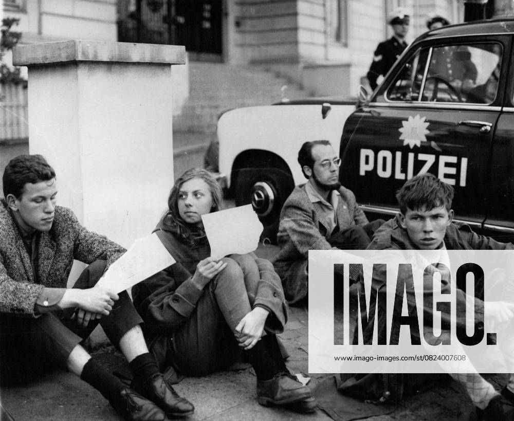 Demonstrations 24 April 1962 Seat Strike before the US Consulate in Hamburg 20 Swedish Students began Today Evening a Seat Strike before the American Consulate you brought So their Protest against the Resumption American Nuclear tests to Printout the Hamburg Police posted
