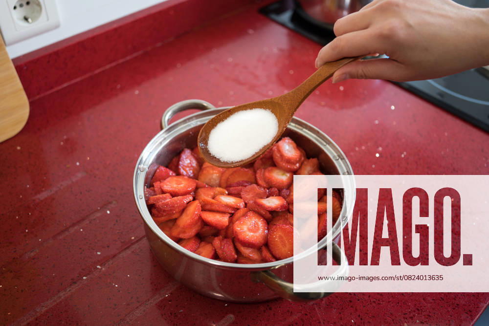 IMAGO Creative, Jahreszeit Sommer, Food, Marmelade kochen Young woman making homemade strawberry jam in kitchen A young Asian woman skillfully prepares homemade strawberry jam in a cozy kitchen setting, emphasizing healthy eating and a sustainable lifestyle with artisan food Model Released JuanAlbertoRuiz_ID29313_965677_001