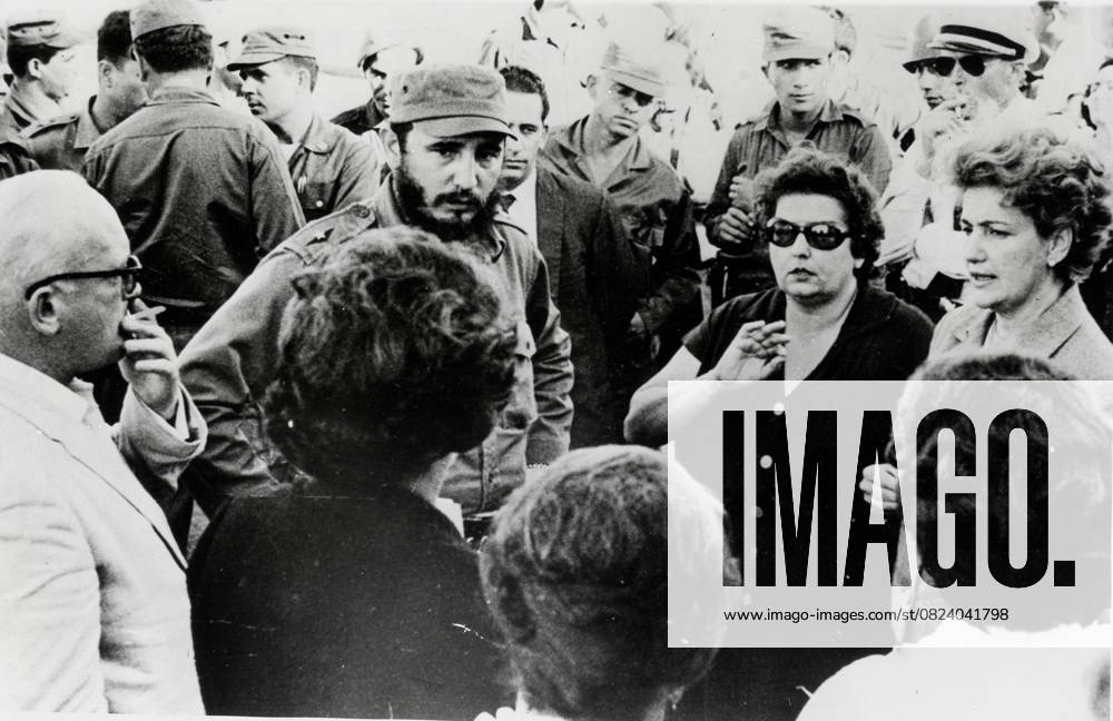 Castro lets Prisoners from the Bay of Pigs free 1 March 1963 Havana, Cuba Fidel Castro, Middle left, Hands in the Hips managed, meets itself with the American Parents the Prisoners the Bay of Pigs, the to a Agreement