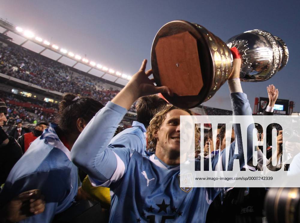 Buenos Aires, Uruguay gewinnt die Copa America 2011: Diego Forlan präsentiert den Pokal o0 Sieg Pokal Trophäe Objekte Freude