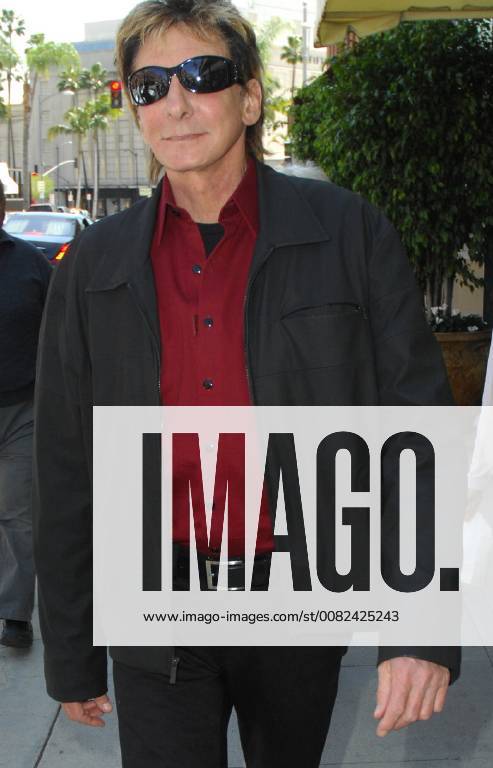 Beverly Hills, California, United States Of America - BEVERLY HILLS - CA - MARCH 22: Singer Barry Manilow & Gary Kief out and about in Beverly Hills. on March 22, 2009 in Beverly Hills, California ...People: Gary Kief, Barry Manilow Beverly Hills United States Of America - ZUMAs214 20170405_zaa_s214_002