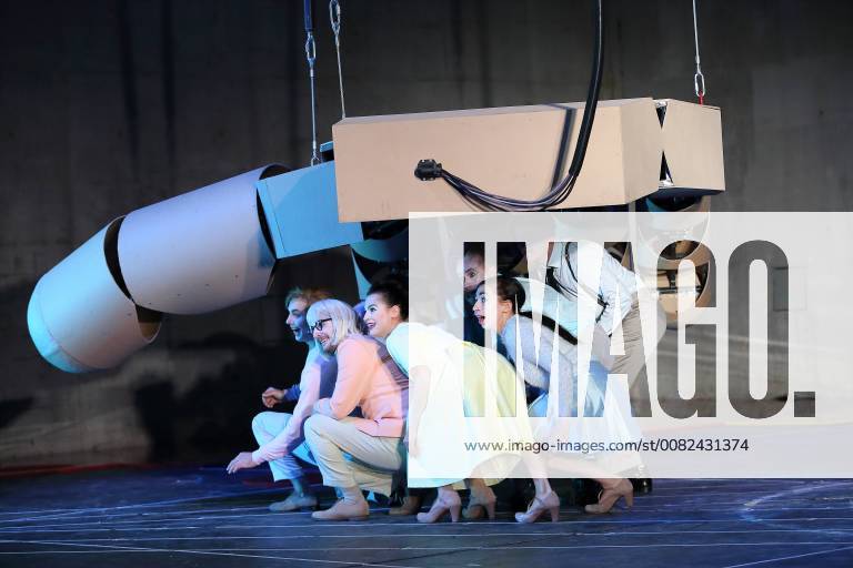 Florian Others Bastian Reiber Ruth Rosenfeld Carol Schuler and Ensemble during the photo rehearsal to Zero in the Schaubühne am Lehniner Platz in Berlin First performance on 24 March 2018 Director and stage Herbert Fritsch Costumes Bettina Helmi Schaubühne Null
