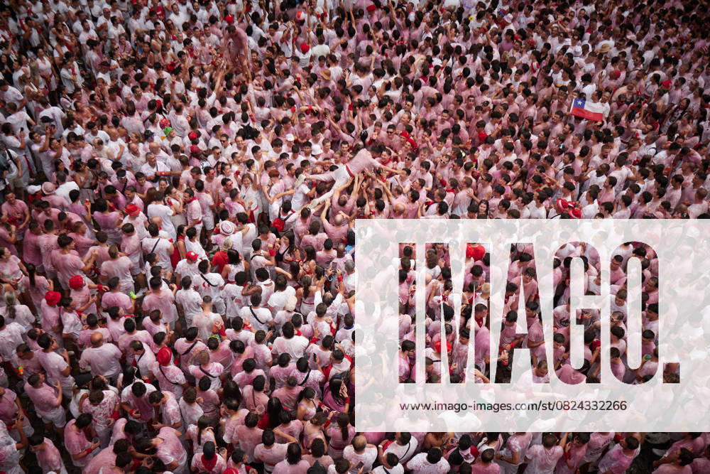 KW27 Chupinazo de San Fermín 2025 Atmosphere prior to the Chupinazo de San Fermín 2025, in the Plaza del Ayuntamiento, on July 6, 2025, in Pamplona, Navarra Spain After the chupinazo, this year in charge of the platform Yala Nafarroa for Palestine, begin in Pamplona the Fiestas de San Fermín 2025 to the cry of Iruindarrak Pamplonesas, pamploneses, Viva San Fermin Gora San Fermin The celebrations will take place until next July 14 06 JULY 2025 CHUPINAZO TXUPINAZO FIESTAS SAN FERMÍN SAN FERMÍN SANFERMINES CELEBRATION PIXELATED TRADITION Pamplona Navarra Pamplona Navarra Spain