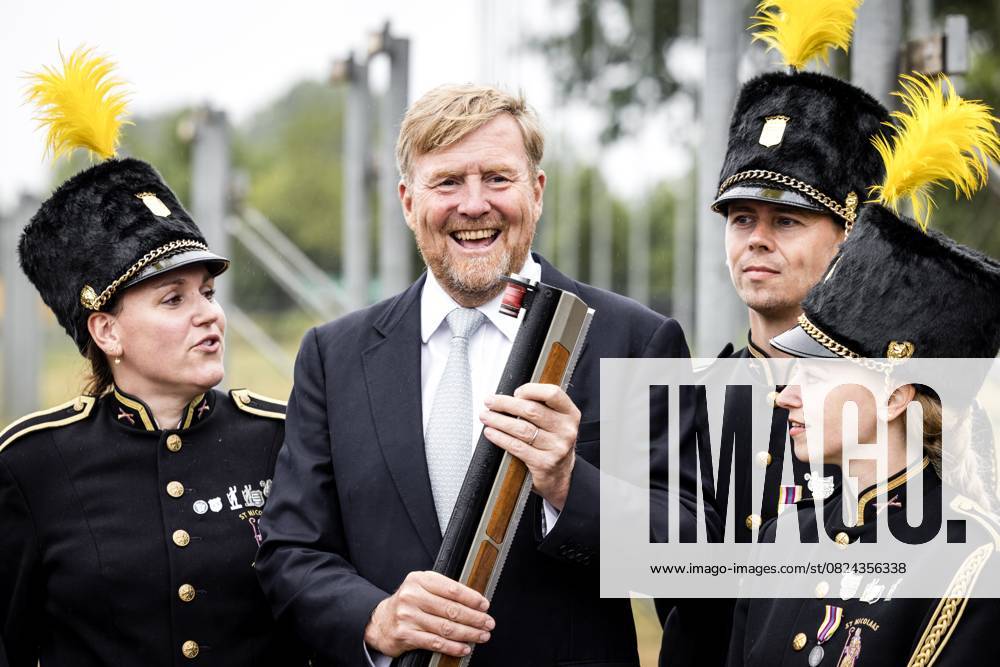 HEYTHUYSEN - King Willem-Alexander visits the competition grounds during the Old Limburg Archers Festival (OLS). During the OLS, some 135 marksmen from Limburg and Belgian Limburg competed in marching, music and long rifle shooting. ANP ROB ENGELAAR netherlands out - belgium out