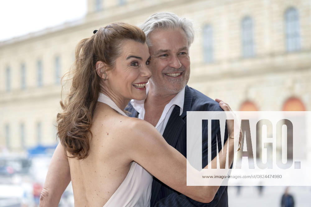 Nicola Tiggeler and Timothy Peach arriving at the Opera for All 2025 event as part of the Munich Opera Festival at the Nationaltheater with the live opera broadcast of Wolfgang Amadeus Mozarts Don Giovanno on Max Joseph Platz Munich, 06 07 2025 Foto:xN.xKolinzx xFuturexImagex oper_5723
