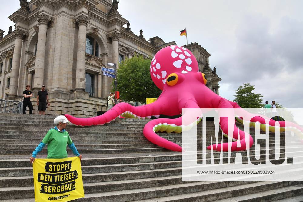 SPD Federal Party Conference Greenpeace protests in front of the entrance with the slogan SPD climate-friendly and social instead of warlike
