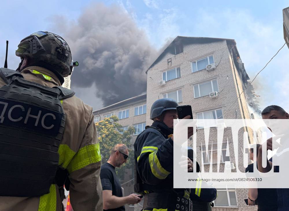 KW28 First responders work at the scene where a Russian attack drone landed in the vicinity of the Zaporizhzhia Regional Territorial Recruitment Centre, Zaporizhzhia, Ukraine, on July 7, 2025. (Photo by Dmytro Smolienko Ukrinform) Russian drones strike military enlistment office Zaporizhzhia