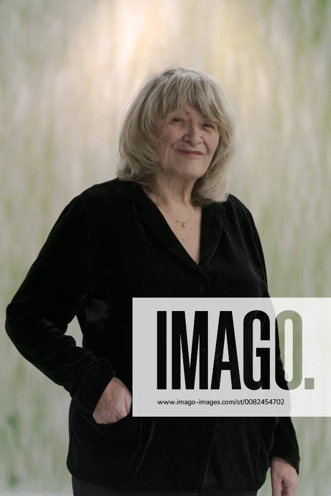 Autorin stellt aktuelles Buch Meine algerische Familie vor Die Stadtbibliothek begrüßt am Donnerstag, 22. März 2018, um 19.30 Uhr, Alice Schwarzer in der Zentralbibliothek, Josef Haubrich- Hof 1, Köln-Innenstadt. Alice Schwarzer wird an diesem Abend ihr aktuelles Buch Meine algerische Familie vorstellen. In einer Präsentation werden die beeindruckenden Fotos zum Buch der Fotografin Bettina Flitner gezeigt. Ihr neues Buch ist eine Überraschung. Denn wer wusste schon, welch enge und liebevolle Beziehung Alice Schwarzer seit Jahrzehnten zu einer Familie in Algerien hat, die in ihrer Vielfalt ein Abbild dieses nordafrikanischen Landes zwischen Tradition und Moderne ist, zwischen islamistischer Bedrohung und demokratischen Hoffnungen? Zuerst traf Alice Schwarzer 1989 die algerische Journalistin Djamila, die nach dem drohenden Wa