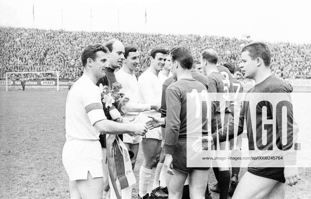 1. FC Kaiserslautern (Lautern) - 1. FC Köln 3:3 - Torwart Wolfgang Schnarr (Lautern, re.) begrüsst Spielführer Hans Schäfer (L), gefolgt von Torwart Fritz Ewert, Hans Sturm und Leo Wilden (alle Köln) Aktion Begrüssung begrüssen shake hands, shakehands Kameradschaft
