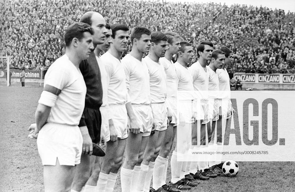 Mannschaftsvorstellung 1. FC Köln, v.li.: Hans Schäfer, Torwart Fritz Ewert, Hans Sturm, Leo Wilden, Matthias Hemmersbach, Wolfgang Weber, Karl Heinz Thielen, Fritz Pott, Wolfgang Overath, Heinz Hornig und Anton Regh Aktion Totale Mannschaftsbild Karlheinz