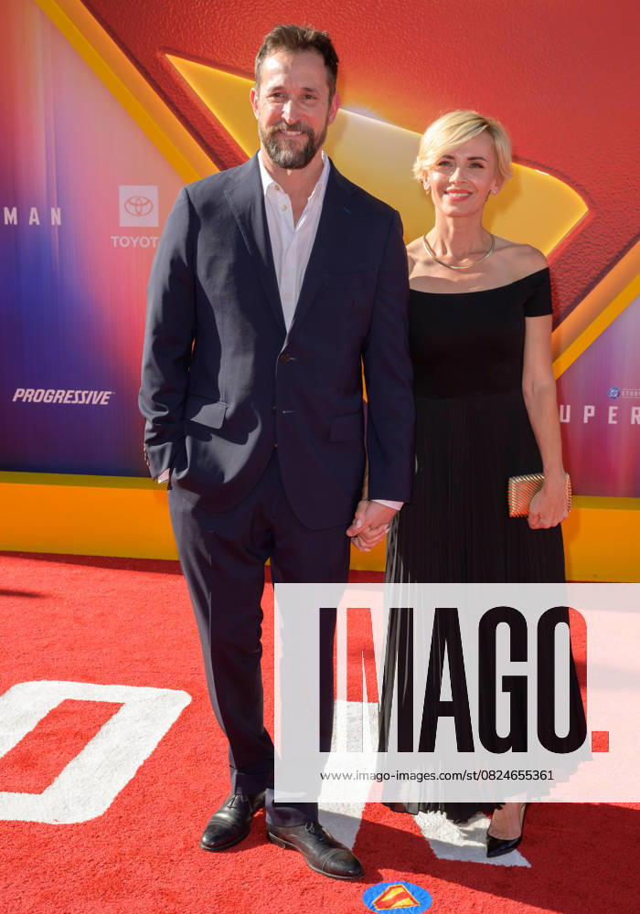 Superman Premiere - Los Angeles, USA LOS ANGELES, USA. July 07, 2025: Noah Wyle & Sara Wells at the premiere for Superman at the TCL Chinese Theatre. Los Angeles CA USA