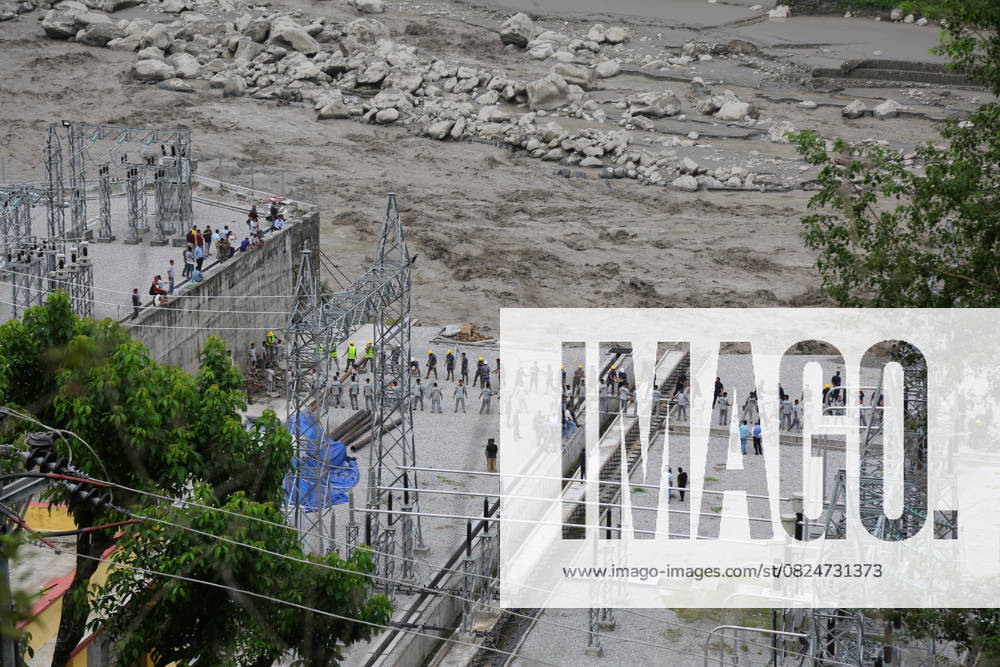 Bilder des Jahres 2025, News 07 Juli 18 missing in Rasuwa flood in Nepal RASUWA, NEPAL - JULY 8: Rescue officers and the staff of the substation work at the station which was hit by the flood at Rasuwa district in Nepal on July 8, 2025. The floodwater swept away the Miteri bridge, the main connection bridge between Nepal and China, and at least 18 people remain missing following the sudden flash flood in Rasuwagadhi, Rasuwa District. Sunil Pradhan Anadolu Rasuwa Nepal. Editorial use only. Please get in touch for any other usage.