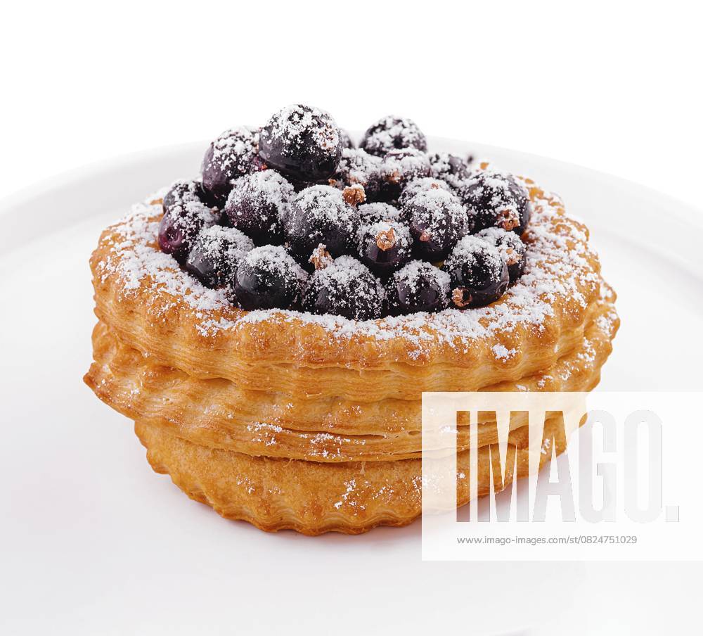 Foodfotografie, Dessert Obstkuchen mit Johannisbeeren auf Weiß food still-life, Dessert fruit cake with currant on white