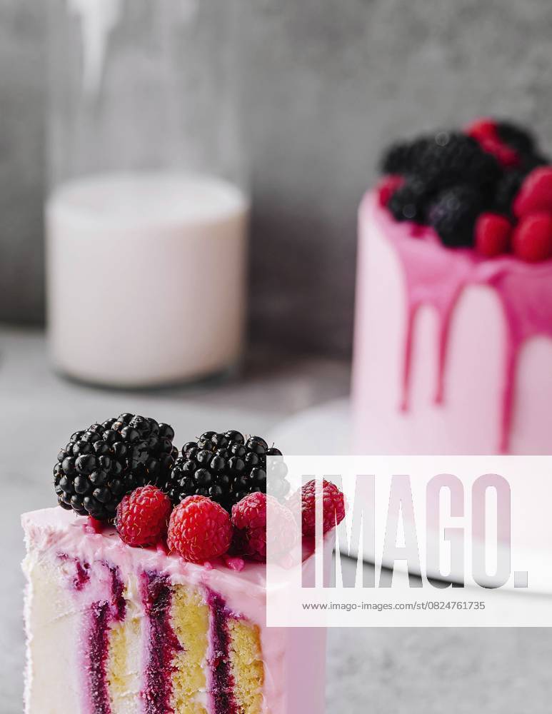 Obstkuchen mit frischen Himbeeren, Brombeeren und Vanillecreme Fruit cake with fresh raspberry, blackberry and vanilla cream