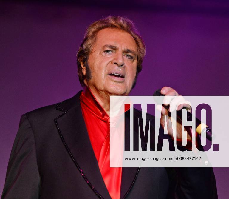 Fort Lauderdale, Florida, United States Of America - FORT LAUDERDALE, FL - JANUARY 10: English pop singer Engelbert Humperdinck performs at The Pompano Beach Amphitheater on January 10, 2016 in Fort Lauderdale, Florida...People: Engelbert Humperdinck Fort Lauderdale United States Of America - ZUMAr160 20160111_zaa_r160_020