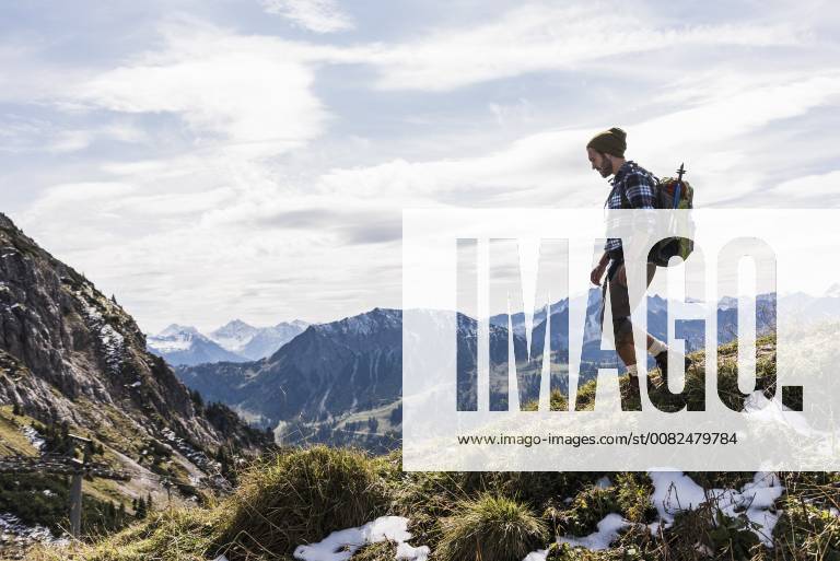 Austria, Tyrol, young man hiking in the mountains model released Symbolfoto UUF12543