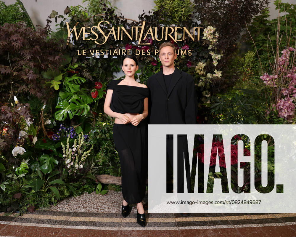 Bilder des Jahres 2025, Entertainment 07 Juli Entertainment Themen der Woche KW28 Ruby O Fee and Matthias Schweighöfer attend Le Vestiaire des Parfums Yves Saint Laurent dinner on July 08, 2025 in Paris, France Photocall for Yves Saint Laurent s Le vestiaire des parfums evening in Paris during fashion week on 8 July 2025 Saint Laurent via Bestimage Photocall for Yves Saint Laurent s Le vestiaire des parfums evening in Paris during fashion week on 8 July 2025 Paris France