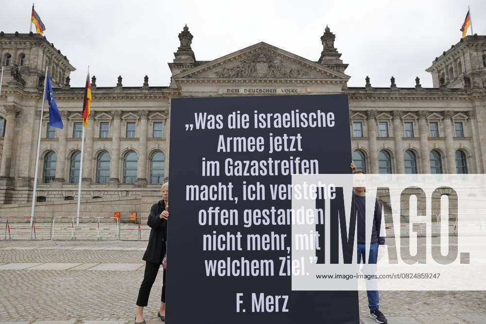 Germany, Berlin, Demonstration in front of the Bundestag, AVAAZ For the children of Gaza