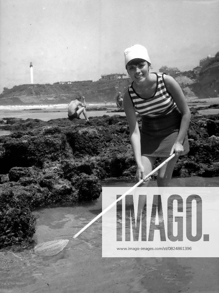Bands Composers Instruments musicians Opera Orchestra Records Singers Songwriter Symphonies 7 July 1966 Mirelle Matthieu Shrimp fishing in Lauritz the 19 year Mirelle Matthieu connects Work and Pleasure when you between Two Concerts a pair Hours Time has, goes you at Sea Bathing and indulges itself Shrimp fishing