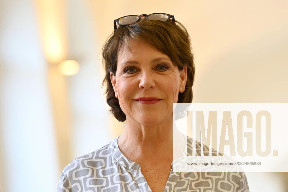 Janina HARTWIG actress single picture,cropped single motif,portrait,portrait,portrait award Bavarian Order of Merit in the Antiquariat of the Residence in Munich on 09 07 2025