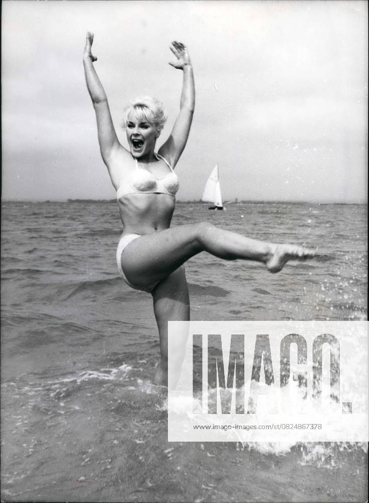 1960 1969 Actors Actress 9 September 1966 at Saltwater reign Temperatures to keep Moving Elke Summer, 19 Years Old German Actress, Shooting at WEST Indies with Richard Todd to don t BOTHER to Knock , enjoys the Water, finds the Temperature but like this, that you Force and Movement needs, at itself warm to hold