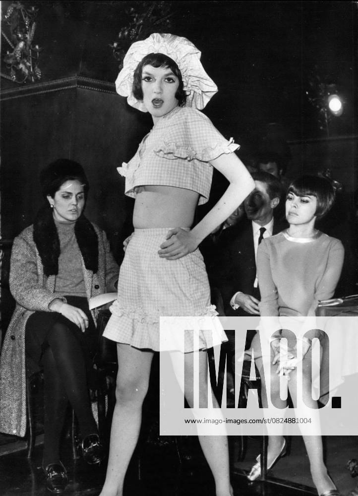 Beauty Beauty contests Clothing Cosmetics Fashion Hairstyles modelling 1 January 1967 Mireille Mathieu visits Fashion show Mireille Mathieu, the 19 year French Singer, the as New Edith Pièf proclaimed was, visited the Fashio