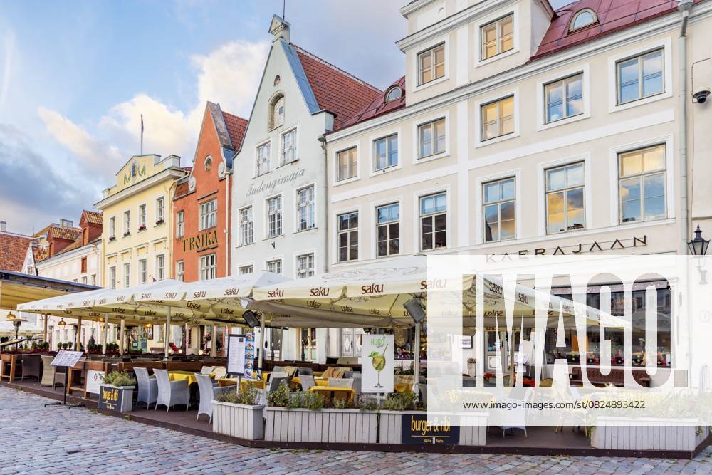 Tallinn, Estland 19. Oktober 2022: Stadtbild mit Restaurants am Rathausmarkt im Zentrum der mittelalterlichen Altstadt von Tallinn in Estland Unesco Weltkulturerbe Tallinn, Estonia - October 19, 2022: Cityscape with restaurants at town hall market square in the center of old medieval town of Tallinn in Estonia Unesco world heritage site